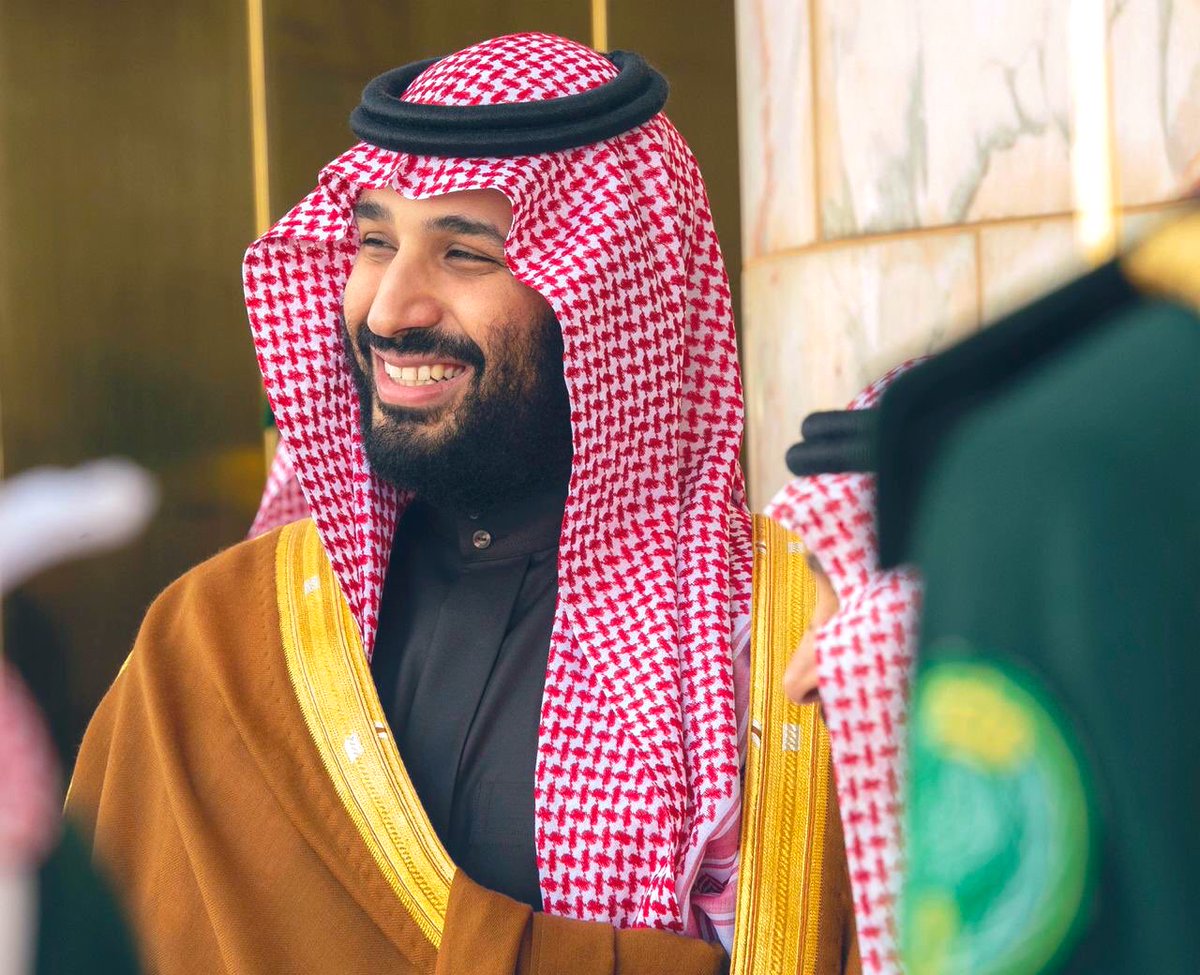 #لو_عرف_ولي_العهد_ماتركني
انا لي سنتين اقدم ع الديوان الملكي بجده لمقابله خادم الحرمين الشرفين او ولي عهد اطال الله في عمرهم الموظفين يقفلونها بوجهي،
اطال من هذا المنبر مقابله سيدي ولي العهد الذي عرف بقرب من الشارع السعودي،