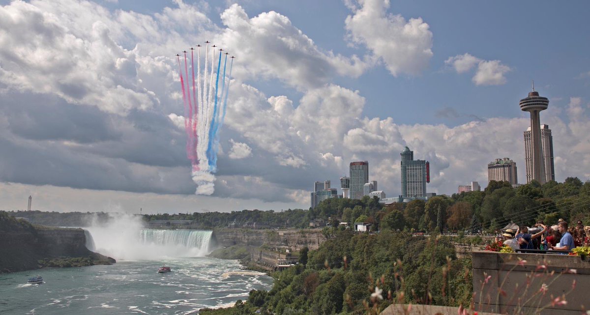 rafredarrows's tweet photo. Beautiful image of the Red Arrows over #Niagara Falls as the jets flew from #Washington DC to #Toronto today as part of #RedArrowsTour. Image by Cpl Adam Fletcher. #ExploreNiagara #Canada. https://t.co/fszktqxBTr