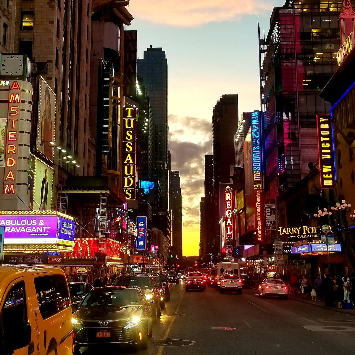 Summertime sunset in the city that never sleeps!

#timessquare #heartofthecity #busystreet #bigapple #midtownmanhattan #distrikthotelnyc #tapestrycollectionbyhilton