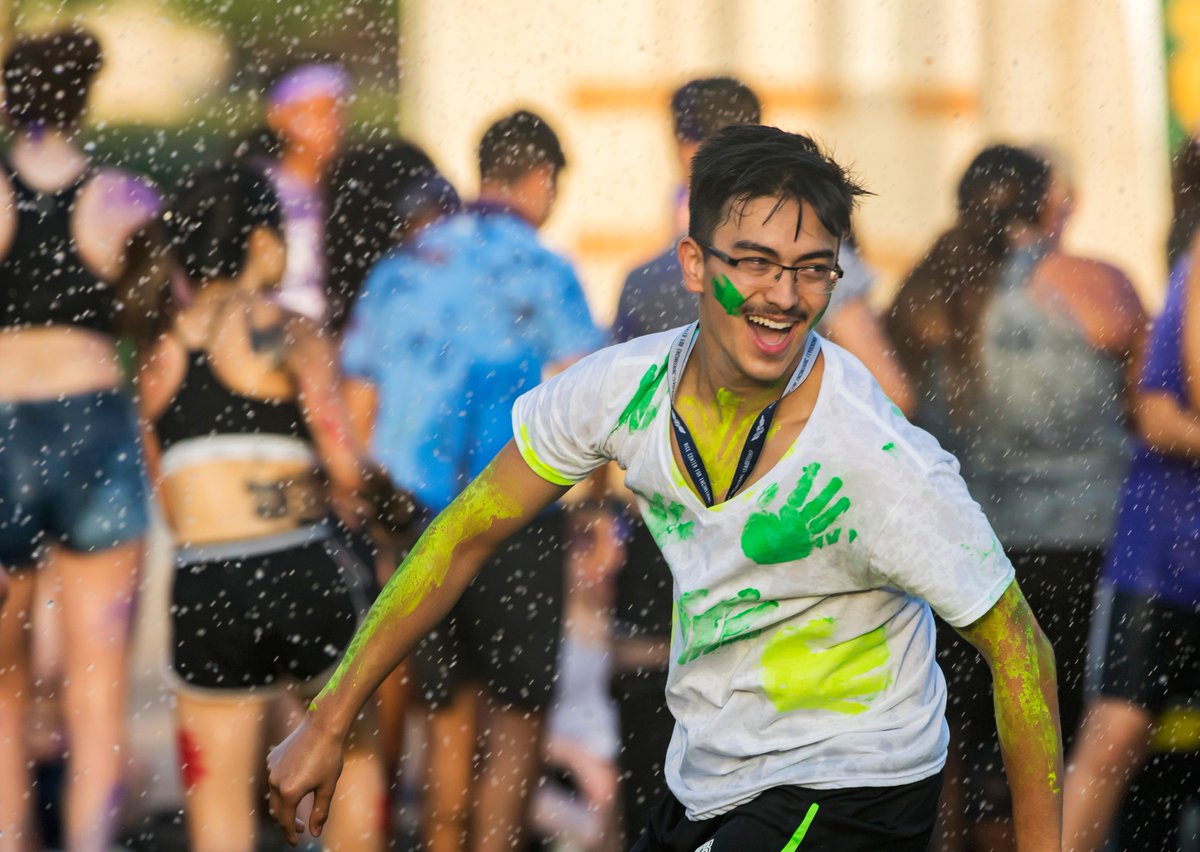 RiceUNews's tweet photo. It's never too soon to be nostalgic for #RiceOWeek!
Here's a look back at everything from move-in and matriculation to line dancing at @davidleebron's house: https://t.co/BIQnb8vWa6 https://t.co/baZVqIhGIS