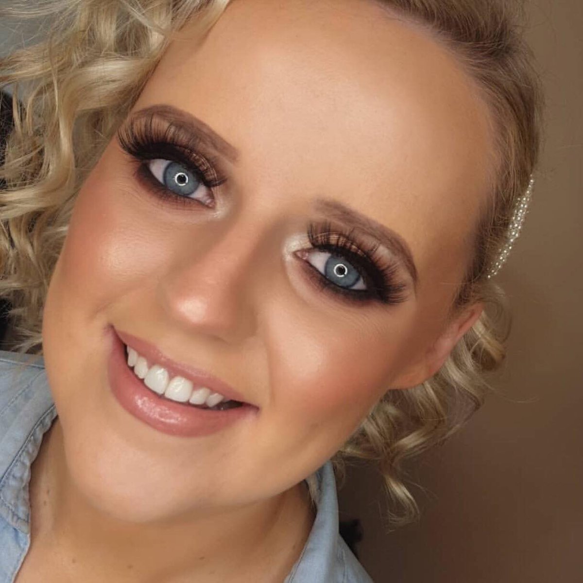 AmazingShineUK's tweet photo. Flawless skin and smokey lash lines, finished with a set of our new 3D lashes? Can you say perfection? 😎
📷 @makeupbytara_xx  
.
.
.
#amazingshinelashes #amazingshine #eyelashes #striplashes #lashes #fluffyeyelashes #smokey #perfection #feature https://t.co/7lxRpGUEyK