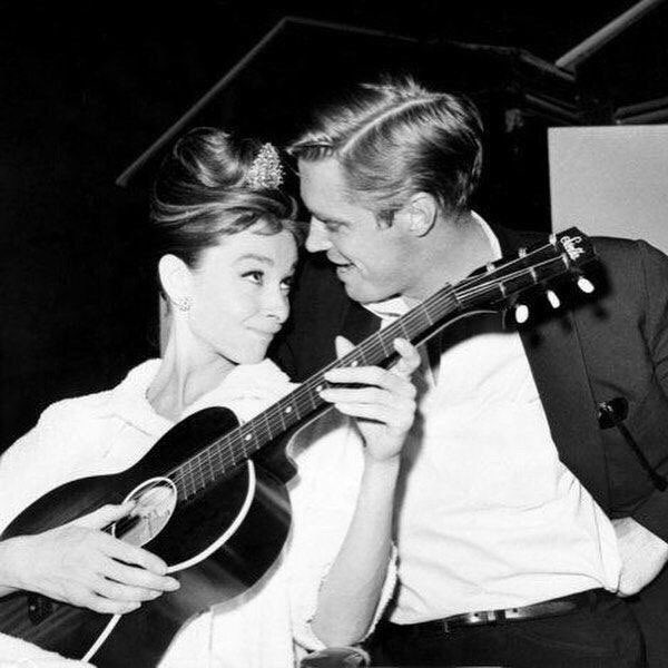 _المسافةُ بيني وبينكَ أُغنية
أنت تعزف من طَرفٍ وأنا من طرف
إلى أن تتشابكُ القلوب والأيدي