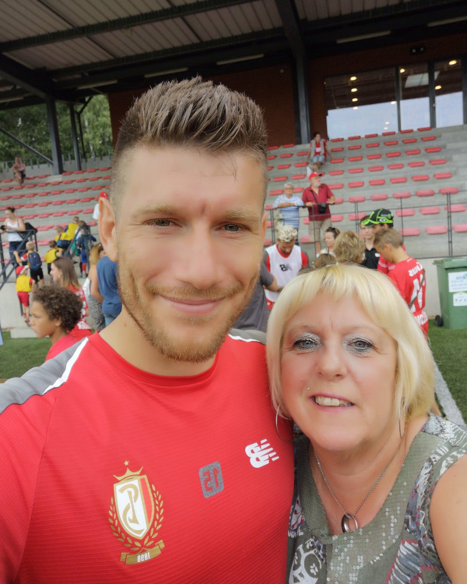 Tinerouche's tweet photo. Quoi qu'on dise ou pense de lui pour moi c'est ma plus belle rencontre footbalistique et il sera tjs dans mon cœur de Fan 🔴⚪😋😍😍#poco15 #mybest https://t.co/wme7BttPwu
