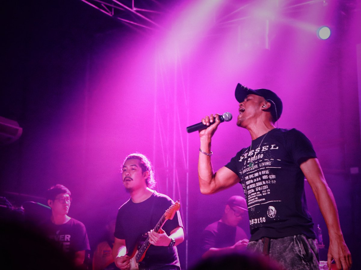 poomsnaps's tweet photo. 😍เท่ห์เกิ๊น...... #chrisjonsamila #chrisjon #2popetornband #2popetornlive #miniconcert #2popetorn
#ตู่ภพธร #twopopetorn
#poomsnaps 📍BN2 ปราจีนบุรี
10.08.19 แนวภาพประจำตัว ดิบและดาร์คึ https://t.co/jOXlO2Blle
