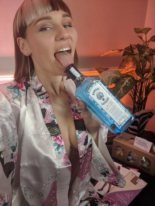 Huge thanks to @barrypompey5183 for my sexy kimono 👘 my gin 😍 tights/stockings &amp; some vegan sweets 🍬 Feeling<a class="tags" target="_blank" title="On Twitter" href="/?out=eyJ0eXAiOiJKV1QiLCJhbGciOiJIUzUxMiJ9.eyJpYXQiOjE3MjIwMjM1NTEsImlzcyI6InR3cG9ybnN0YXJzLmNvbSIsIm5iZiI6MTcyMjAyMzU1MSwiZXhwIjoxNzUzNTU5NTUxLCJyZWRpcmVjdF91cmwiOiJodHRwczovL3R3aXR0ZXIuY29tL2JhcnJ5cG9tcGV5NTE4MyJ9.24Hf0Qmrotcp-uOQ2_JDqb_D6_uoo88lcy_dtAqCn0G1XP71glF0gl6GUAgjJpGIPJtvcmGpdVWZcWhwVj2QHw">@barrypompey5183</a><a href="/tag/humpday"class="tags"><span>#humpday</span></a>