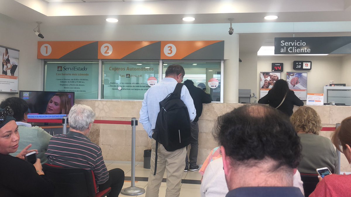 anluk27's tweet photo. @BancoEstado solo una caja atendiendo para toda la gente . Más  de 2 hrs de espera ayer también pasó en la sucursal de providencia 👎🏻. Que paso con los cajeros que se podían hacer depósitos ? https://t.co/8WNT8BhjZY