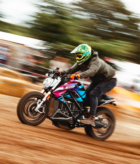 EngElecMotCo's tweet photo. It's all about #effortlesspower baby! Another great shot of the Zero SR/F doing what it does best - winningπ @MalleLondon https://t.co/KgQnuAFZ4b #drewirvinphotography #midnightmile #mallemile #electricmotorcycle #zerosrf #motorcycles #offroad #ebike #electricfun #thewayforward https://t.co/7MLmkVhjs3