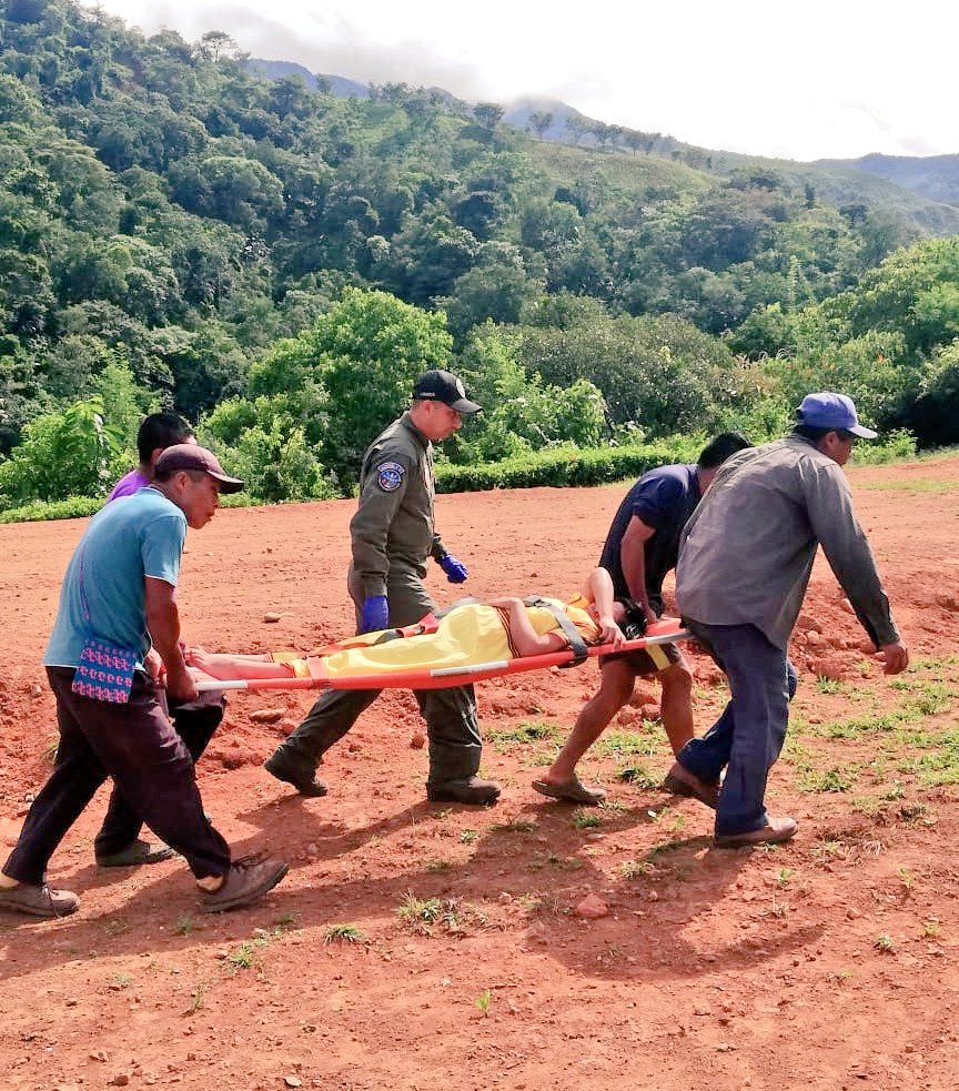 aeronavalpanama's tweet photo. Encomiable labor de nuestros pilotos y paramédicos, aterrizan 🚁 en la comunidad de Quebrada Molejón en la Comarca Ngäbe Buglé para evacuar a una mujer embarazada por infección de vías respiratorias, fue trasladada a Santiago para atención médica inmediata.

#UnidosLoHacemos https://t.co/5NN94zoM89