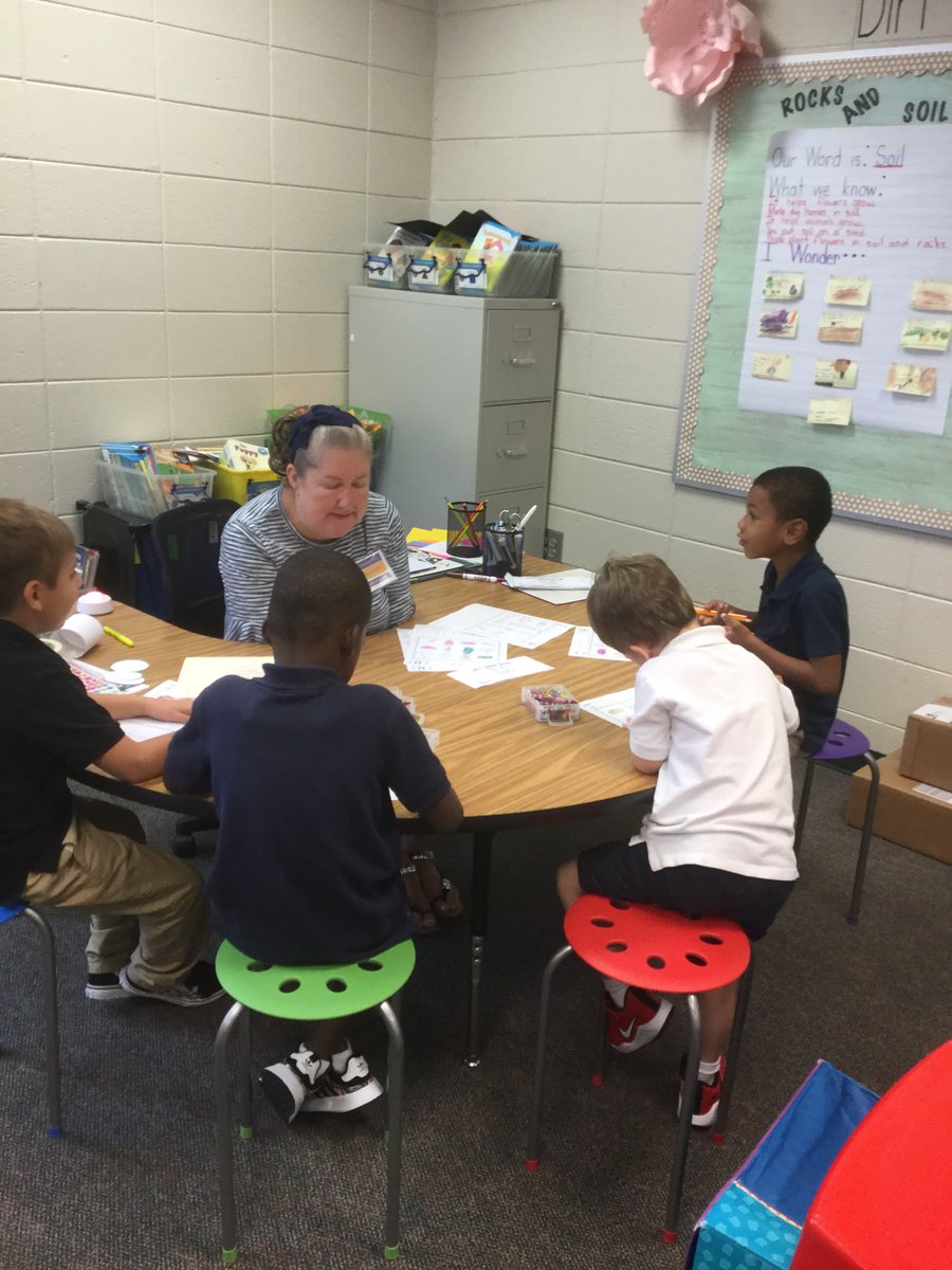 kblockerlcss_k's tweet photo. We love our volunteers!!! Thank you Lori Poole for helping out today.  The students and I loved having you!  #WeareLES @Ckanderson_LCSS @jlee_les https://t.co/cFB2JH4MHi