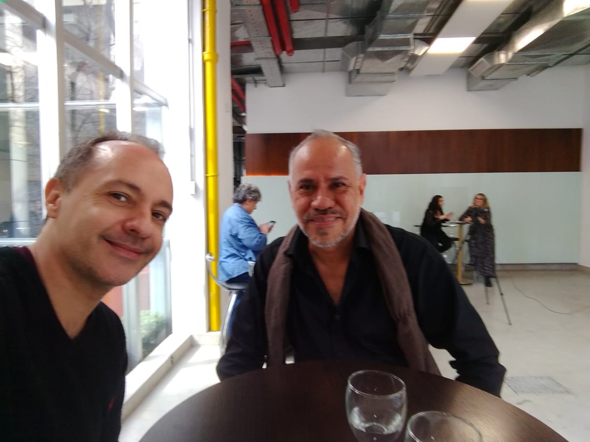LuSapena's tweet photo. Qué lindo verlos juntos @rolandogallego de @escribiendocine 🇦🇷 y #everenciso 🇵🇾 @MataraunMuerto 🎞️🎥 ! https://t.co/jqjnTULEui
