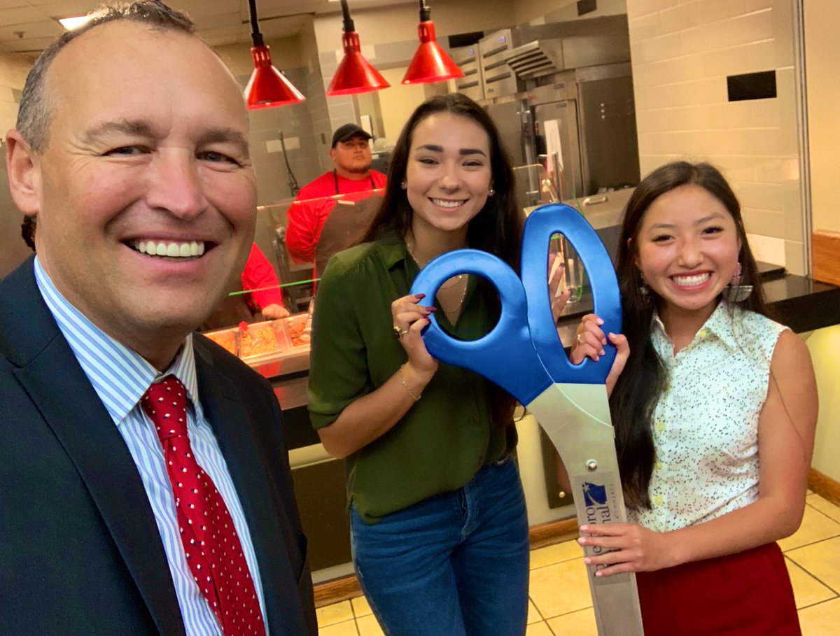 kdamp's tweet photo. The official end of the @ArkansasState cafeteria remodel included an official ribbon cutting with @jtownchamber and remarks by @astatesga President @ErikaTuck and Culinary Committee member Sara Saucedo. Thanks to @sodexoUSA, which covered the entire $3.4M cost. #Imagine
❤️🐺🆙 https://t.co/7xZaRkznIt