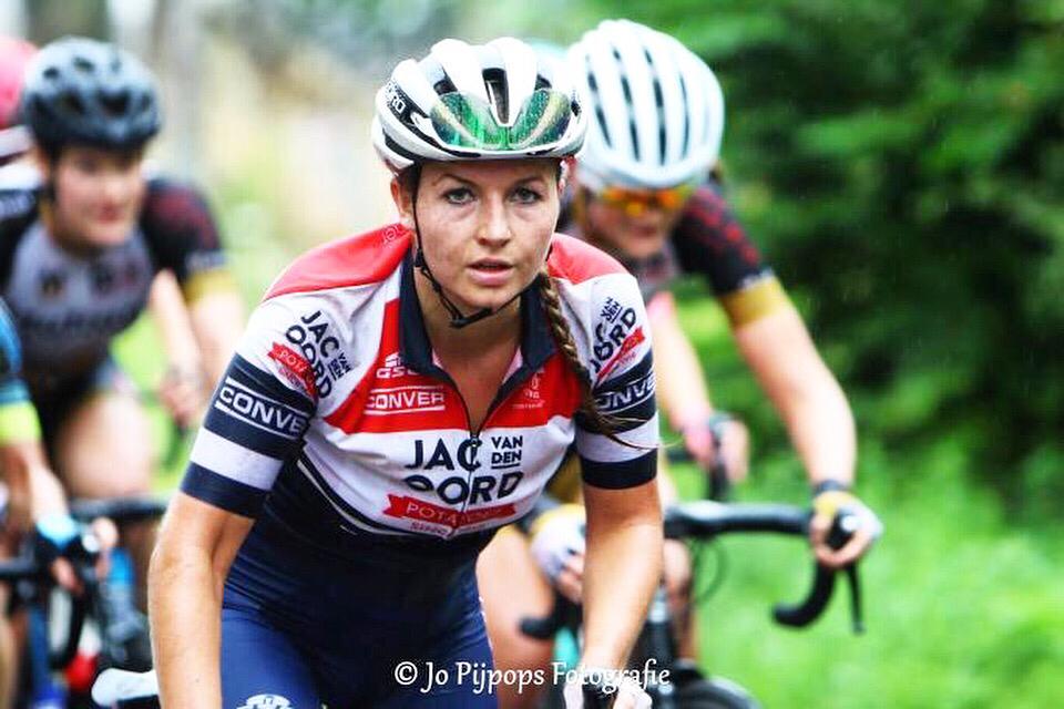vrouweninsport's tweet photo. Om zich optimaal voor te bereiden op het nieuwe cyclocross seizoen is @Veerle_Goossens op Mallorca voor een trainingskamp. Benieuwd hoe dat eraan toegaat? Je leest het nu in 'De Week Van' 👉
https://t.co/dfhQI9Q8Ry 📸 @JoPijpops https://t.co/fH9zqMB92r