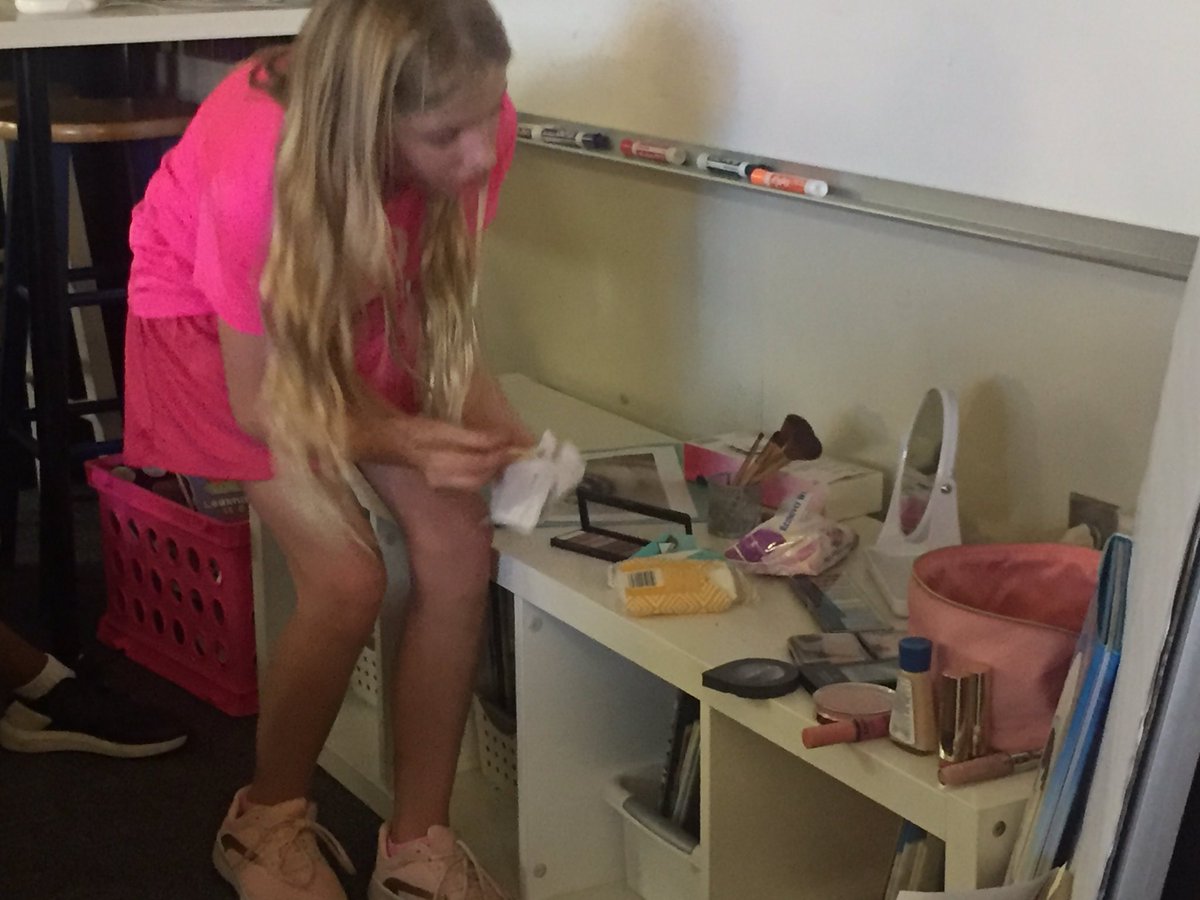 MsWDWEClass's tweet photo. Our learning from others today included putting on make up, taking care of a bearded dragon, playing guitar, minecraft and ballet! https://t.co/9xI7Ziy2gb