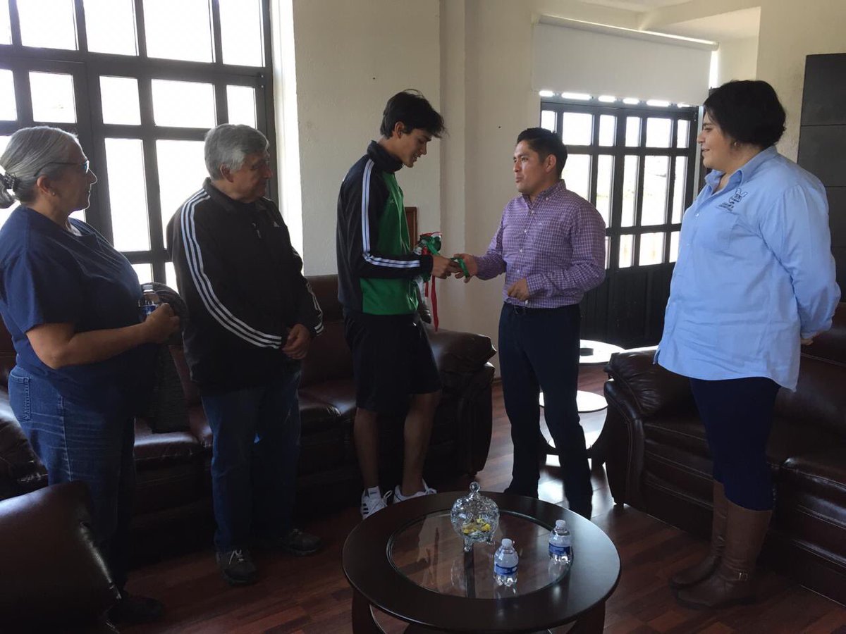 HCalimaya's tweet photo. Por instrucciones del Lic. Oscar Hernández Meza, la 7ma. y 10ma. Regiduría  efectuaron la entrega de un Apoyo Económico al joven Emmanuel Lara Solis, competidor en la XII Costa Rica Taekwondo Open G1, reafirmando el compromiso con la Juventud Calimayense. 
#TradiciónYModernidad https://t.co/eRlGiAsKrQ