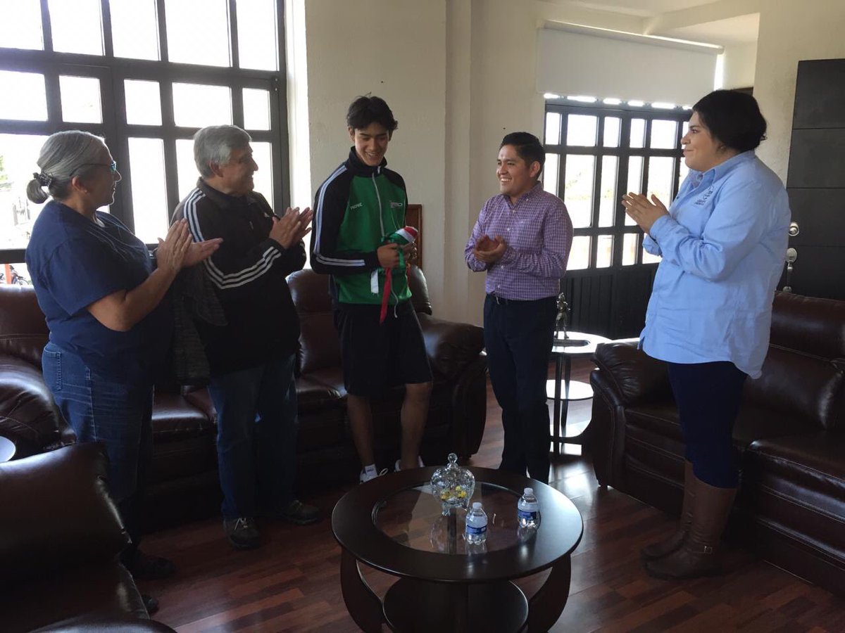 HCalimaya's tweet photo. Por instrucciones del Lic. Oscar Hernández Meza, la 7ma. y 10ma. Regiduría  efectuaron la entrega de un Apoyo Económico al joven Emmanuel Lara Solis, competidor en la XII Costa Rica Taekwondo Open G1, reafirmando el compromiso con la Juventud Calimayense. 
#TradiciónYModernidad https://t.co/eRlGiAsKrQ