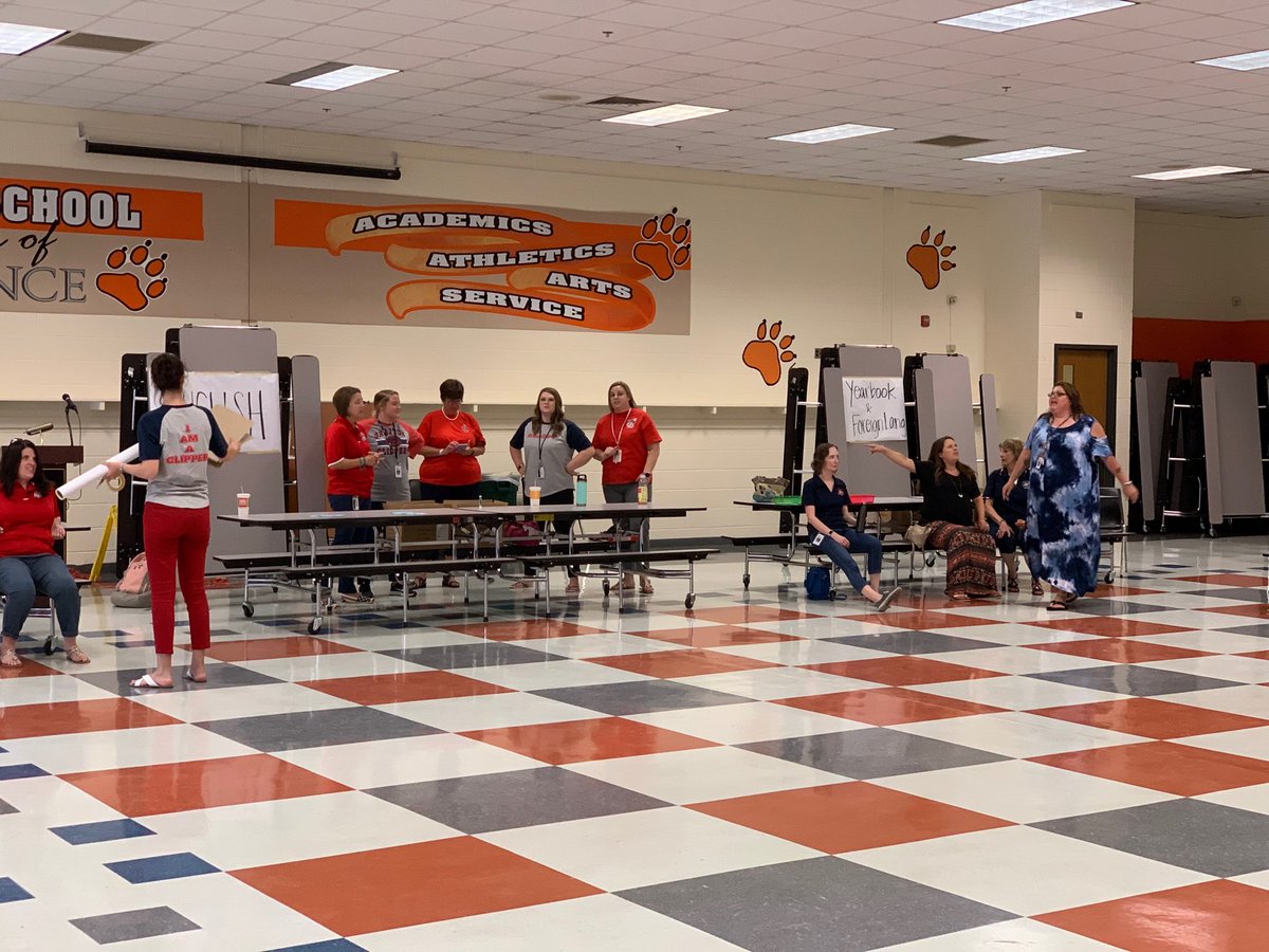 LBDonatelli's tweet photo. ⁦@graftonms⁩ getting ready to welcome the 7th and 8th graders at Open House! So proud of these Clippers who tried ⁦@Flipgrid⁩ to welcome their students! #GMSInnovates #leadYCSD ⁦@TiannaSAnthony⁩ ⁦@kecagle⁩ https://t.co/fpbVT39Bsl
