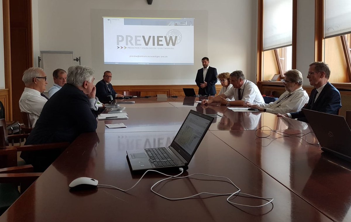 AA_stabilisiert's tweet photo. Vom Datenbild zum Lagebild: Bei der #BoKo19 erkundeten 🇩🇪 Leiter*innen  in einer Praxiswerkstatt digitale Anwendungen von Datentool #PREVIEW @AuswaertigesAmt. Visualisierte Datenverarbeitung ist eine nicht mehr wegzudenkende Ergänzung zu unseren Analysen &amp; Erfahrungen vor Ort https://t.co/KunQLuhIIG