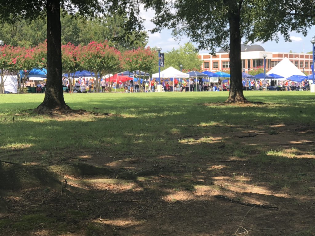 CurtisJanz's tweet photo. UAFS Block Party!!! @UAFSSports helping serve students!!! Wonderful event to help student connect with the community and campus organizations! @UAFS #BeAHost #RunToTheRoar https://t.co/R8vShbpSWT