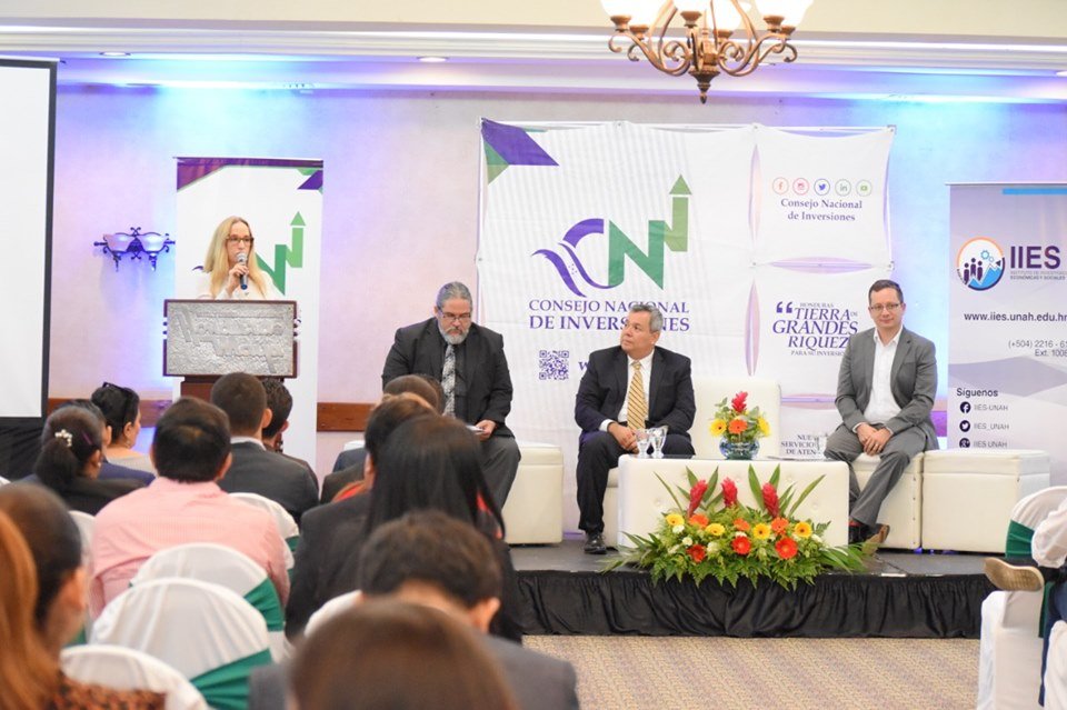 SDEHonduras's tweet photo. Ministro Arnaldo Castillo inauguró foro "Inversión y Desarrollo en Honduras". Dicho foro es organizado por el @CNI_HN de cuya Junta Directiva forma parte el Ministro Castillo; contó con participación de expertos en materia de inversiones y economía a nivel regional. https://t.co/e6kDpkdOmX