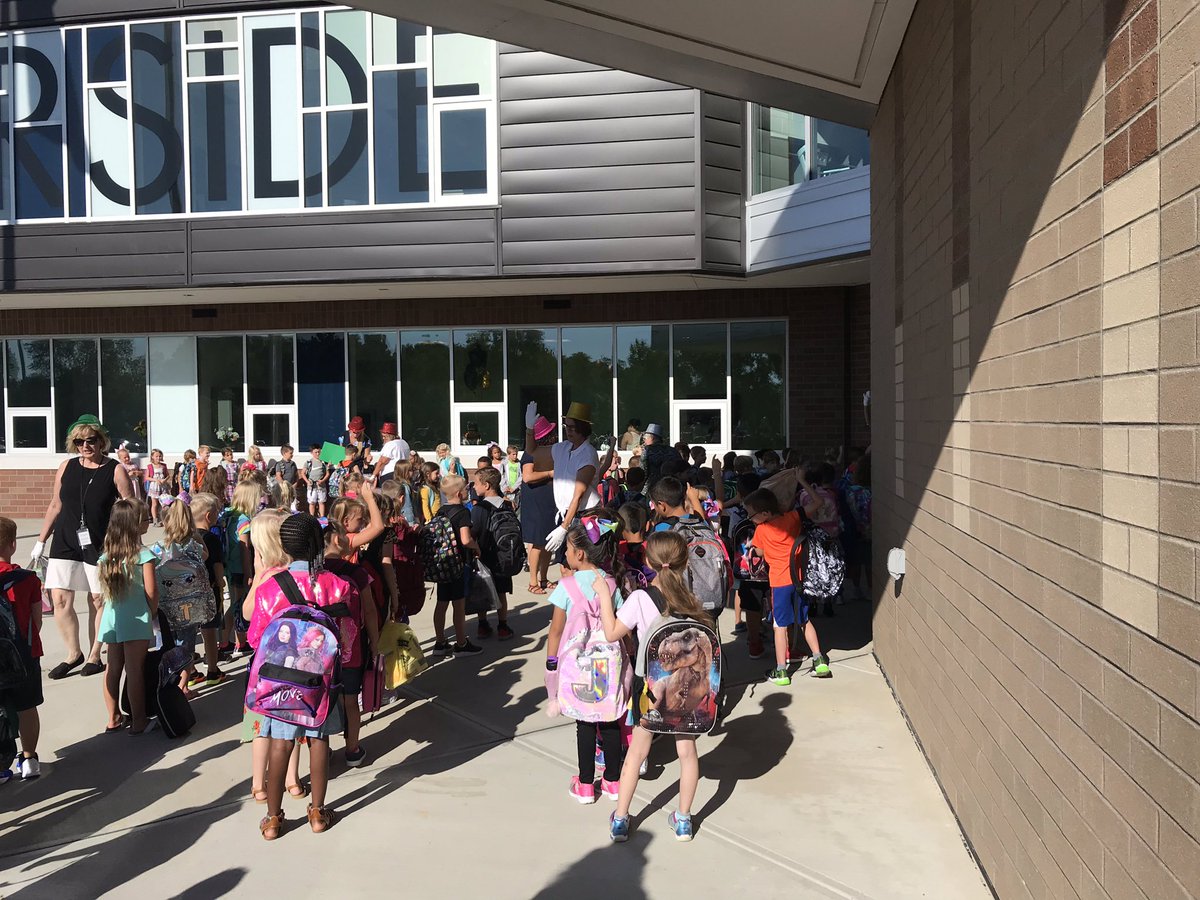 MrsSheffey's tweet photo. #beautifulbeginnings #WCFirstDay #tophatwhitegloves @SummersideElem #WCConnects https://t.co/BVGj6ctkye