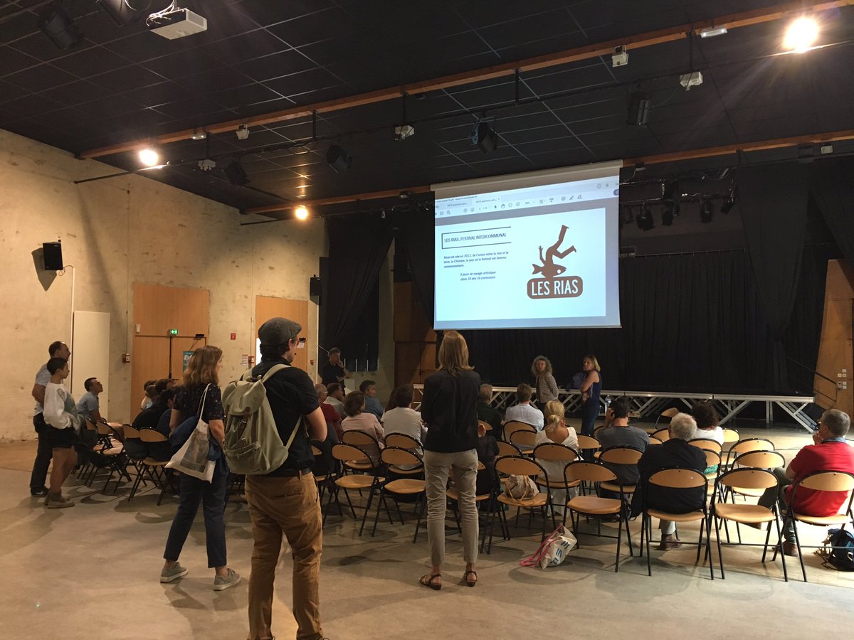 LaCollaborative's tweet photo. Inauguration du parcours professionnel et artistique de #LaCollaborative à #Scaër avec une présentation et historique du festival @LesRias par Mme F. Nigen (@QuimperleCo), M. J. Juloux (@QuimperleCo), Mme C. Raffin (@LeFourneau), M. PY Charlois pour @LaCollaborative & @SVBretagne https://t.co/2iUtDvyO1Q