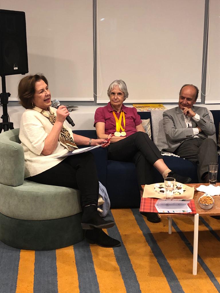 FundacionOMayor's tweet photo. El actor Patricio Achurra, el compositor Horacio Saavedra, la maratonista Julia Martínez y la destacada periodista Carmen Jaureguiberry comparten sus experiencias, historias y opiniones sobre el envejecimiento con los asistentes que participan en nuestro primer conversatorio. https://t.co/WklEZOQ5FD