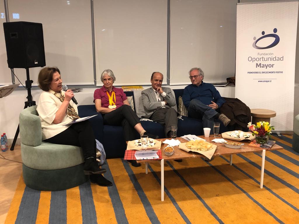 FundacionOMayor's tweet photo. El actor Patricio Achurra, el compositor Horacio Saavedra, la maratonista Julia Martínez y la destacada periodista Carmen Jaureguiberry comparten sus experiencias, historias y opiniones sobre el envejecimiento con los asistentes que participan en nuestro primer conversatorio. https://t.co/WklEZOQ5FD