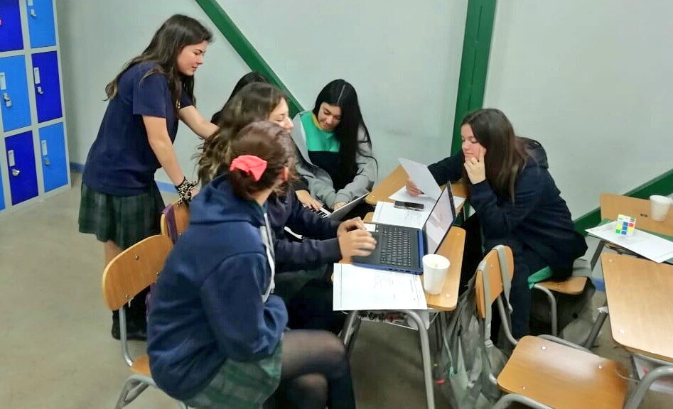 SubDirecAcaSCU's tweet photo. Primer día #ABP en @santacruzdeunco Paso a paso👣👣 Saber Hacer / Aprender a Aprender👌🎯💡
@marcelamomberg @supereduc_cl @Mineduc @CPEIP_mineduc @telefonica_ed https://t.co/nX4m0d1hzB