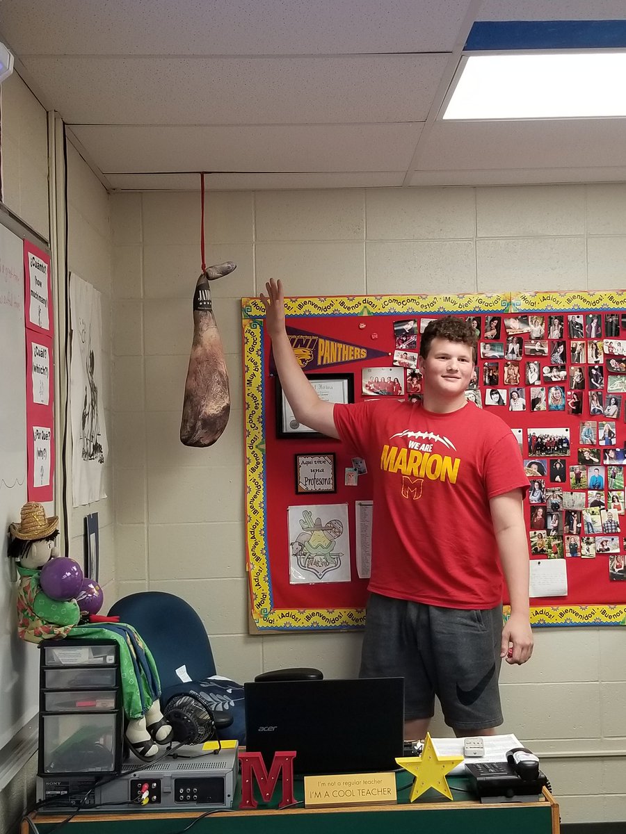 SraHenkel's tweet photo. First you touch the jamón and then you throw like crazy! Spanish 3 celebrated La Tomatina today. Their "tomatoes" were filled with compliments for their peers. 🍅🍅 #mhsinspire #MarionSpanish #findyourfun https://t.co/R4I00FBXgY