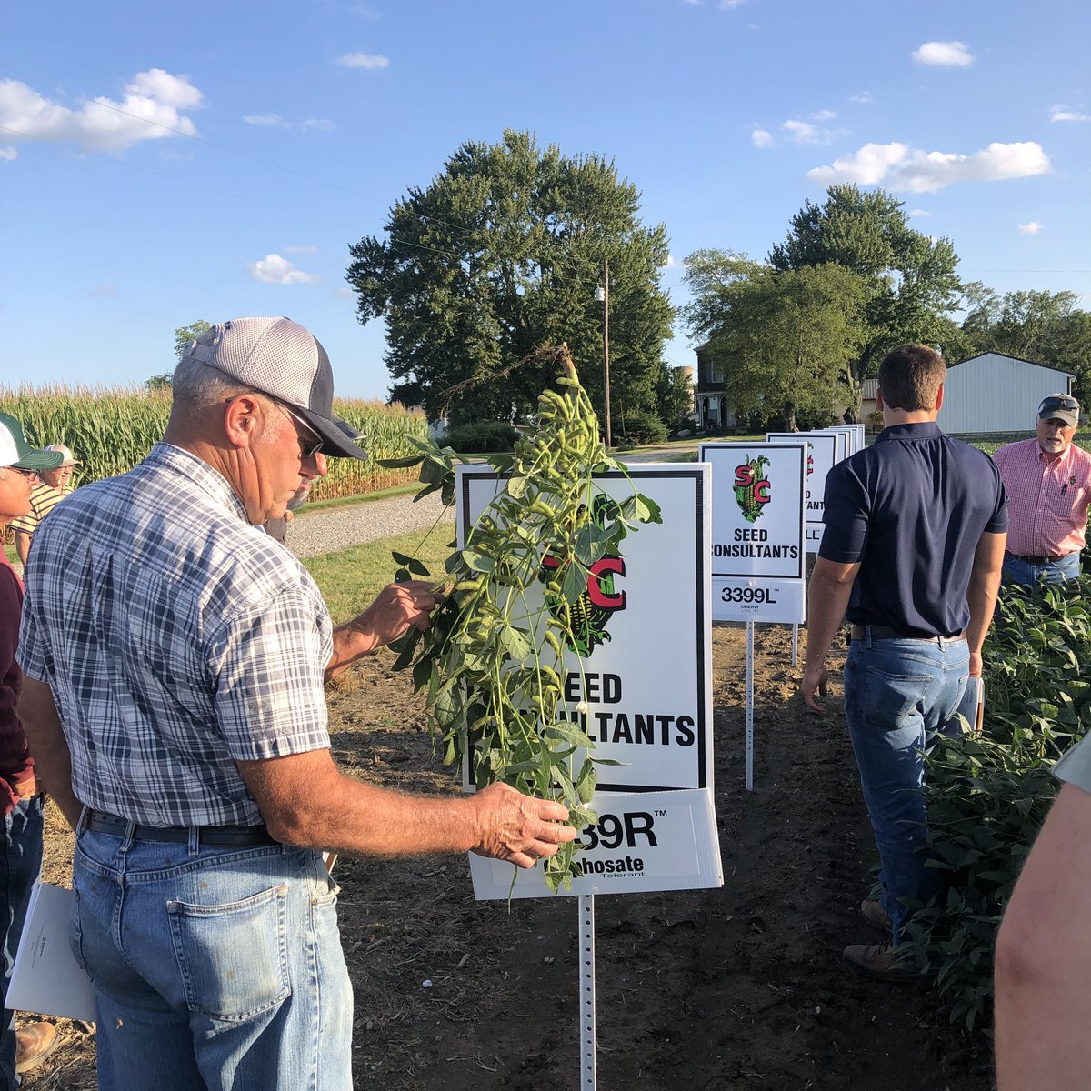 SeedConsultants's tweet photo. Great evening at Bob &amp; Bill Black’s #SeedConsultants Field Day in Lockbourne, OH! 😎 #MySeedConsultants #ScoutingFields https://t.co/3FSly0FzOp