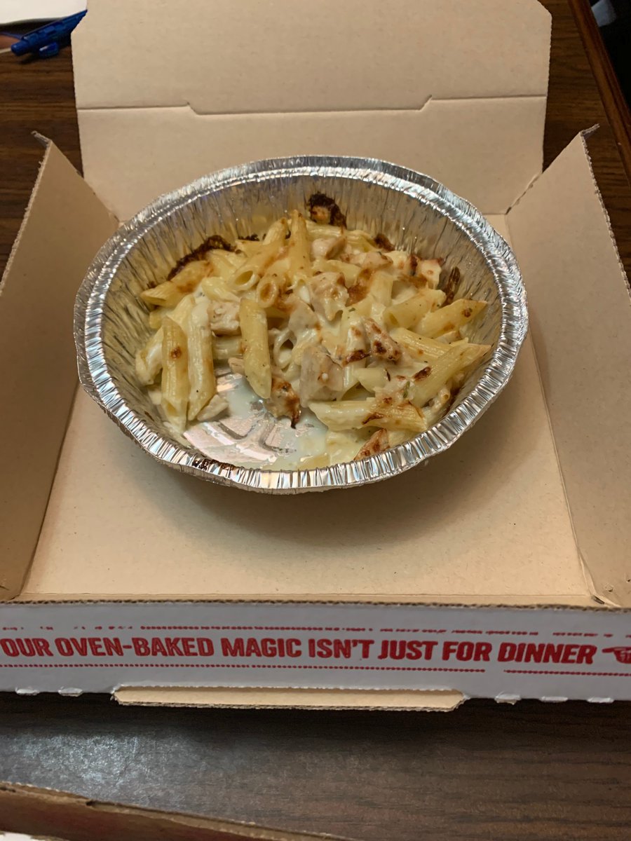 Revkaine's tweet photo. @dominos Does this look like the right amount of pasta? It's like one layer of ziti, maybe two? #pastapirates https://t.co/7MqPEievcP