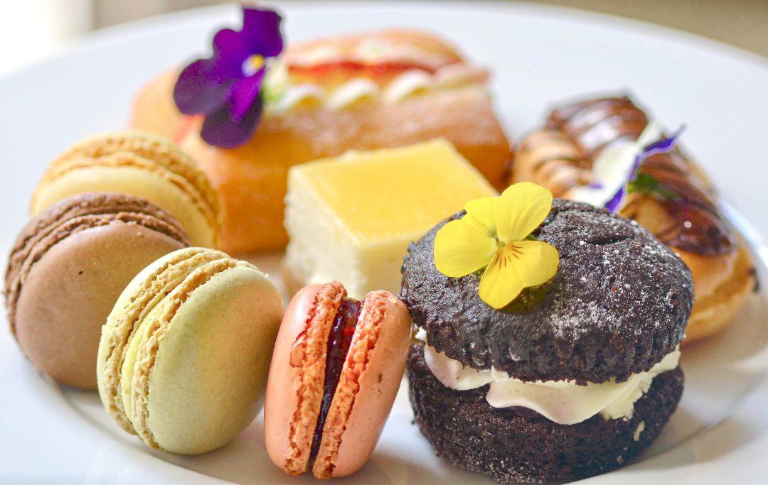 131TheProm's tweet image. The prettiest patisserie we ever did see 🌸

Now gracing our new #afternoontea menu ☕ 🍰

👉 bit.ly/No131-afternoo…

#cheltenham #theluckyonion #cheltenhamlife #no131cheltenham