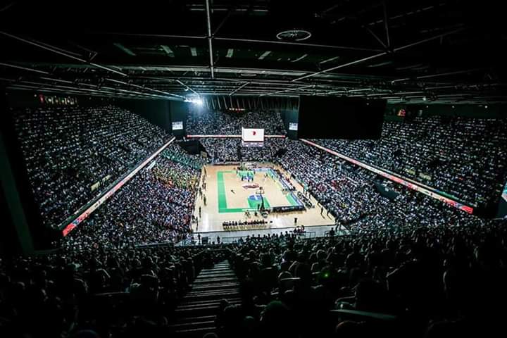 DtigressNG's tweet photo. An electrified beyond capacity filled 20,000 🇸🇳 gym unified fans were almost impossible to beat.
#EveryPresidentShouldBuildAnARENAInTheirCountry
#RecordBreakingViewership
#NigeriaTakeYourPlace
#OurTimeIsNow
#DTigressDeserveHouses
#GETUPAFRICA
#InvestInBasket
📸cred @FIBA https://t.co/YOs8SvVwKn