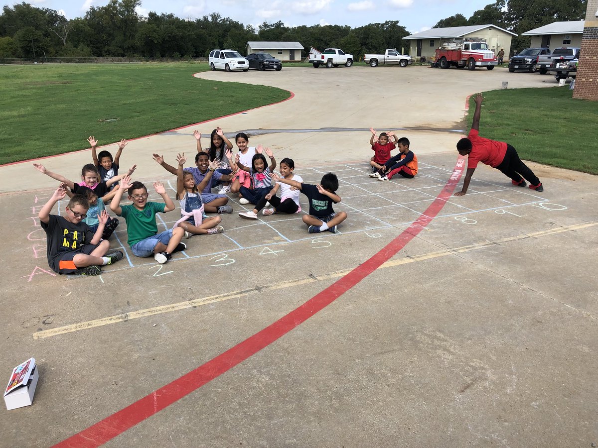 KochKiddosin3rd's tweet photo. Maps and grids outside!! #socialstudies #ilovevickery https://t.co/WCoqrteZBW