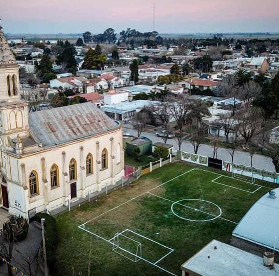 Qué alegría y nostalgia! ver la canchita de fútbol en el campo del curita. Gracias a todos los q hicieron posible q los chicos del pueblo puedan disfrutar otra vez de esta cancha. Ojalá la disfruten como he disfrutado en mi infancia. Hace años se marcaba con ladrillos. Hermosa ⚽️