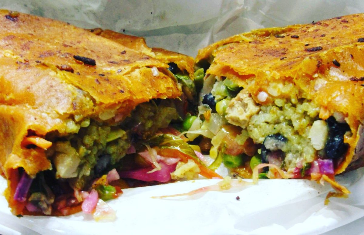 VHTruckers's tweet photo. Gooey Barbacoa Burrito from Es Todo Vegan Street Food in L.A. #VeganStreetFood #Barbacoa  #Burrito #Coast2Coast #VeganFoodie #VeganHerbalTrucker https://t.co/UKIOrBhvBd