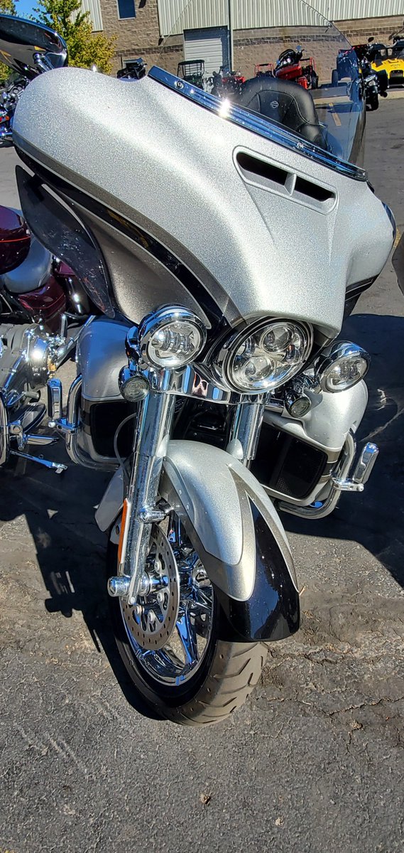 SunHarley's tweet photo. Nothing shines in the sun like a Harley Davidson paint job.

#paintjob #metalflake #harley #harleydavidson #motorcycles #inthesun #shine #wowfactor https://t.co/UVa1brhrn4