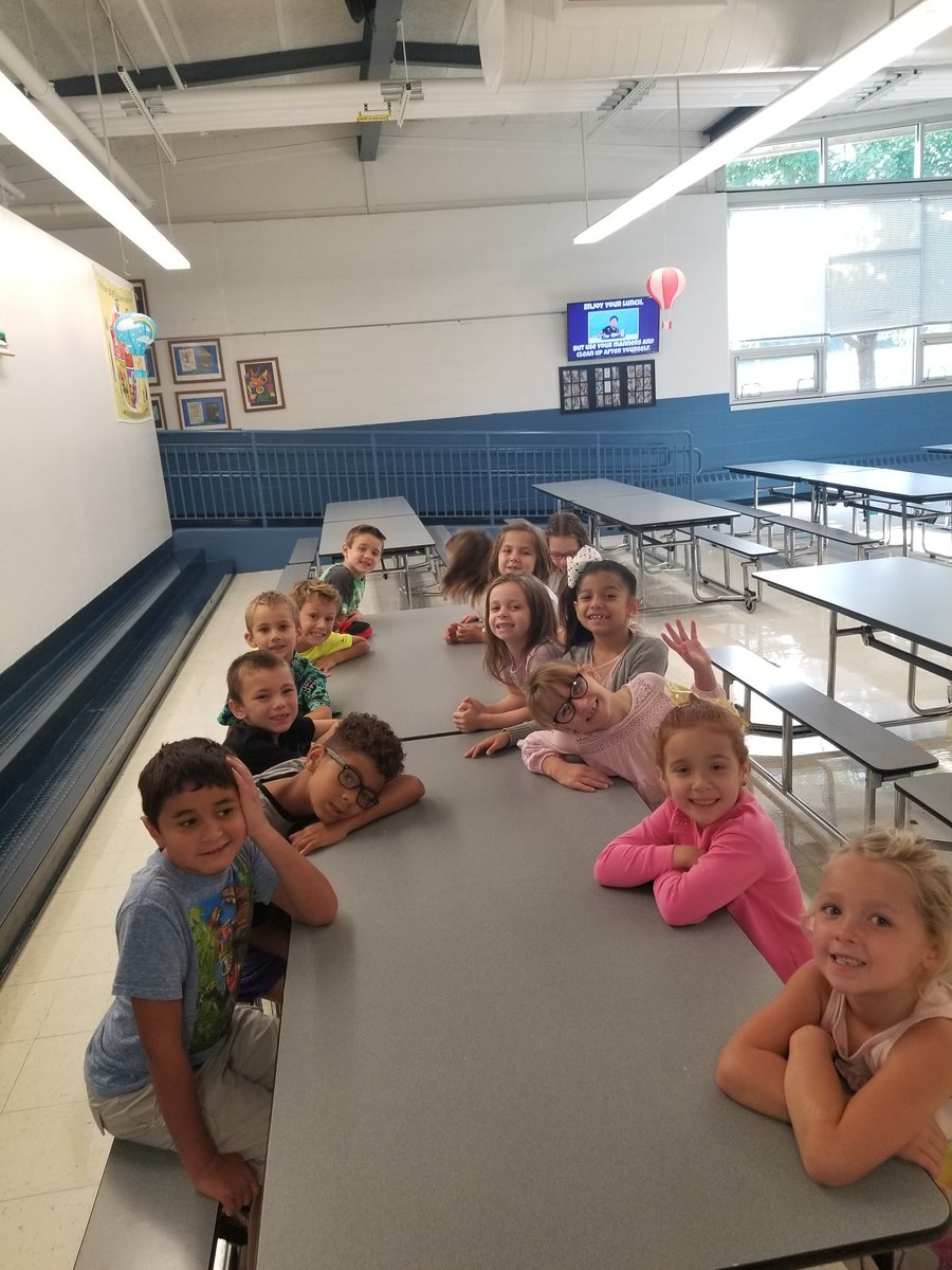 Njordan_teach1's tweet photo. This morning we toured the school and talked about being a STAR STUDENT in all different areas @VV_Voyagers #enjoytheview #viewsquad #fabulousfirsties #itkeepsgettingbetter #viewourstory #starstudentexperts #firstgradeexperts https://t.co/LcPdmJbd4P