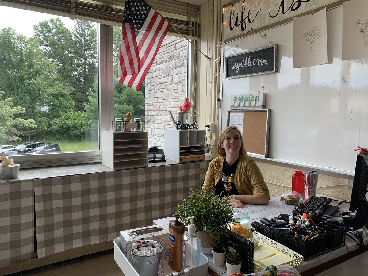 EHPSEnglish's tweet photo. Mrs. Bieler is ready for her students in her re-designed farmhouse chic classroom. Kudos to Ms. Orbe for her hard work in getting Mrs. Bieler’s room Magnolia Table ready! https://t.co/62WYmAutwa