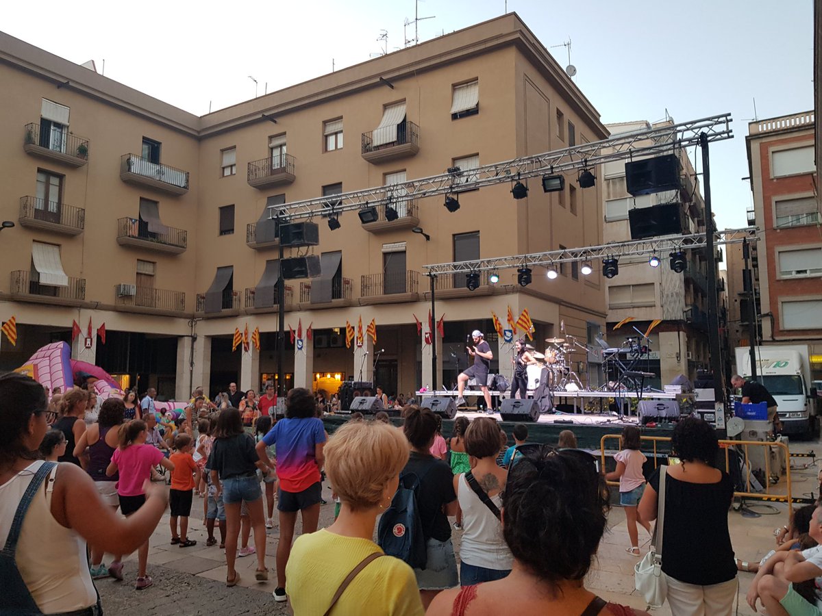 meritxellroige's tweet photo. Tarda i nit plena d'activitat i solidaritat a la plaça de l'Ajuntament . Un bonic rècord de Vidal . Gràcies un any més @vapertuvidal #Tortosa https://t.co/hquZBnDEDD