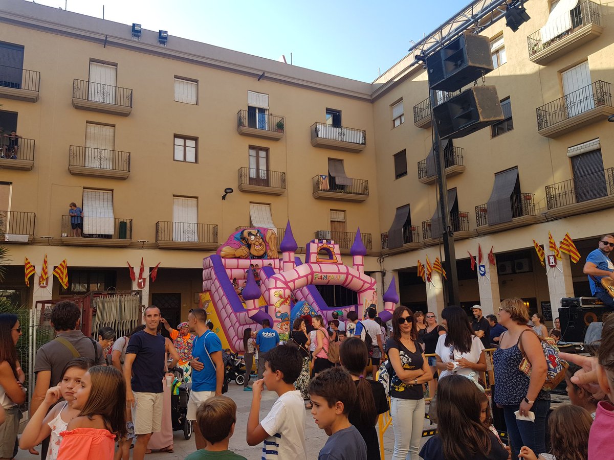meritxellroige's tweet photo. Tarda i nit plena d'activitat i solidaritat a la plaça de l'Ajuntament . Un bonic rècord de Vidal . Gràcies un any més @vapertuvidal #Tortosa https://t.co/hquZBnDEDD