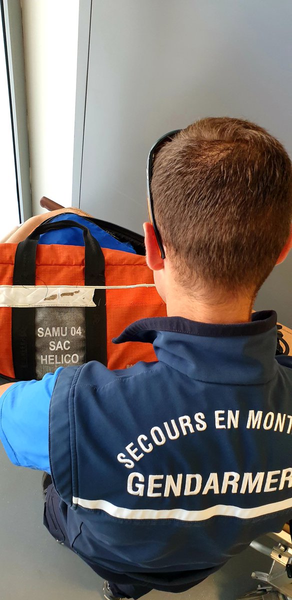 PGHMJausiers's tweet photo. L'efficacité de nos interventions repose notamment sur une parfaite connaissance de nos partenaires (équipage et médecin). Chaque journée débute par un briefing entre nous, et une vérification du matériel. @PGHM__ @PGHMJausiers @Forcesaeriennes @Gendarmerie #SAMU04 https://t.co/fbnq8apLKV