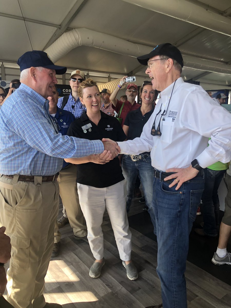 When Dave Downey meets up with @SecretarySonny at the <a href="/FPShow/">Farm Progress Show</a> 👍🏼 #FPS19
