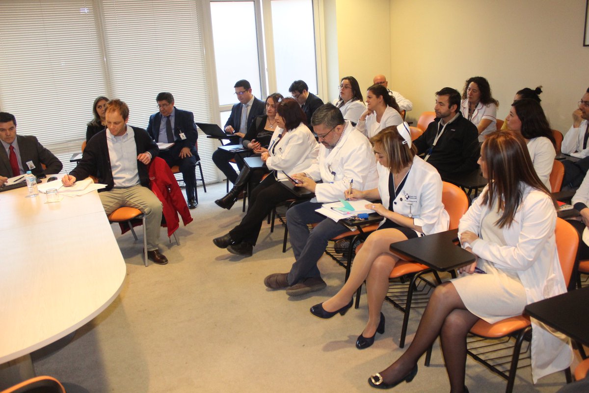 HCMagallanes's tweet photo. Subsecretario de Redes Asistenciales Sr. Arturo Zúñiga Jory participó de reunión con Equipo Directivo y jefes de servicios clínicos HCM quienes dieron a concoer gestión clínica y proyectos y procesos en beneficio de los pacientes de #Magallanes Magallanes. 
#MagallanesenMarcha https://t.co/NU1KeH16Ub