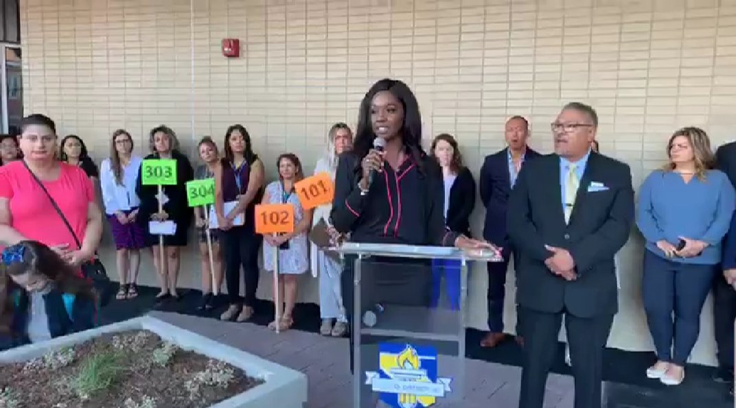 drkieshaking's tweet photo. Honored to speak in Cicero, Illinois for an exciting innovative campus unveiling and to announce T-Mobile's $2.6 Million partnership to support connected Chromebooks for 13,000 students across District 99! Students first! #EmpowerEd https://t.co/zcoTuxkXTv