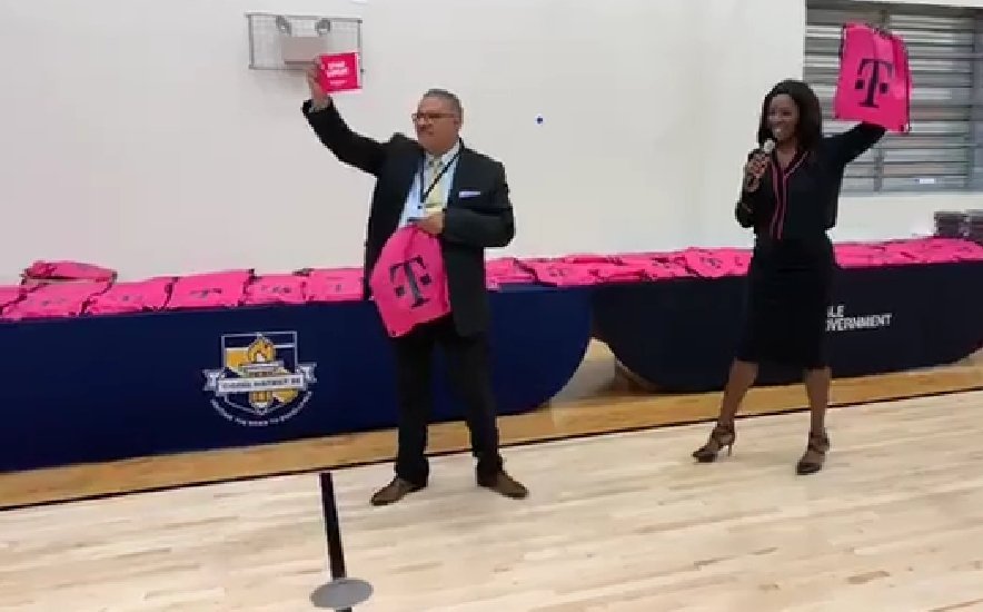 drkieshaking's tweet photo. Honored to speak in Cicero, Illinois for an exciting innovative campus unveiling and to announce T-Mobile's $2.6 Million partnership to support connected Chromebooks for 13,000 students across District 99! Students first! #EmpowerEd https://t.co/zcoTuxkXTv