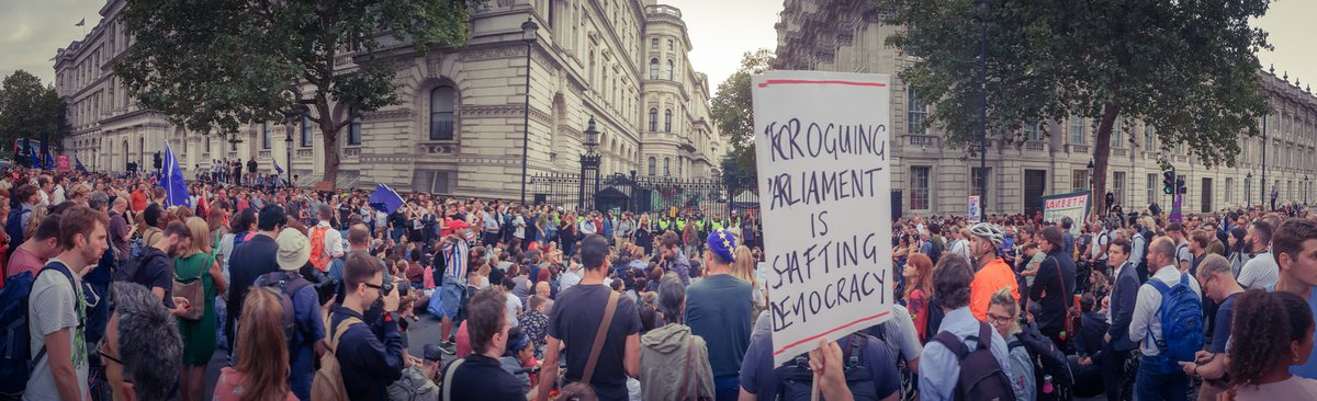 Les #antibrexit ce soir devant le 10 #downingstreet pour protester contre la suspension du Parlement annoncee par <a href="/BorisJohnson/">Boris Johnson</a>