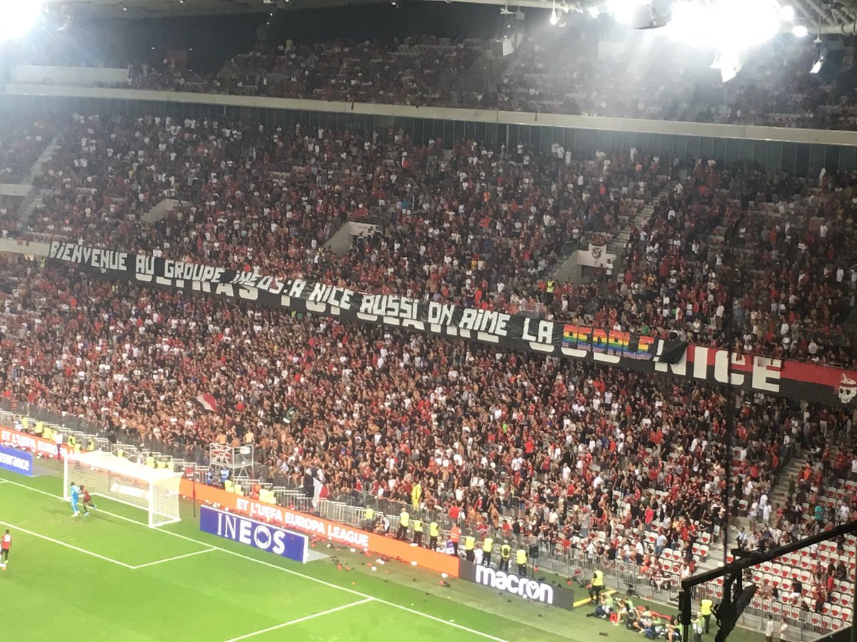 PatrickJuillard's tweet image. #OGCNOM arrêté à cause de cette banderole. L'humour n'est officiellement pas compatible avec la connerie. Et le pouvoir macronien transforme des arbitres de foot en juges. Honteux, ridicule, aberrant. Quel pays de m...