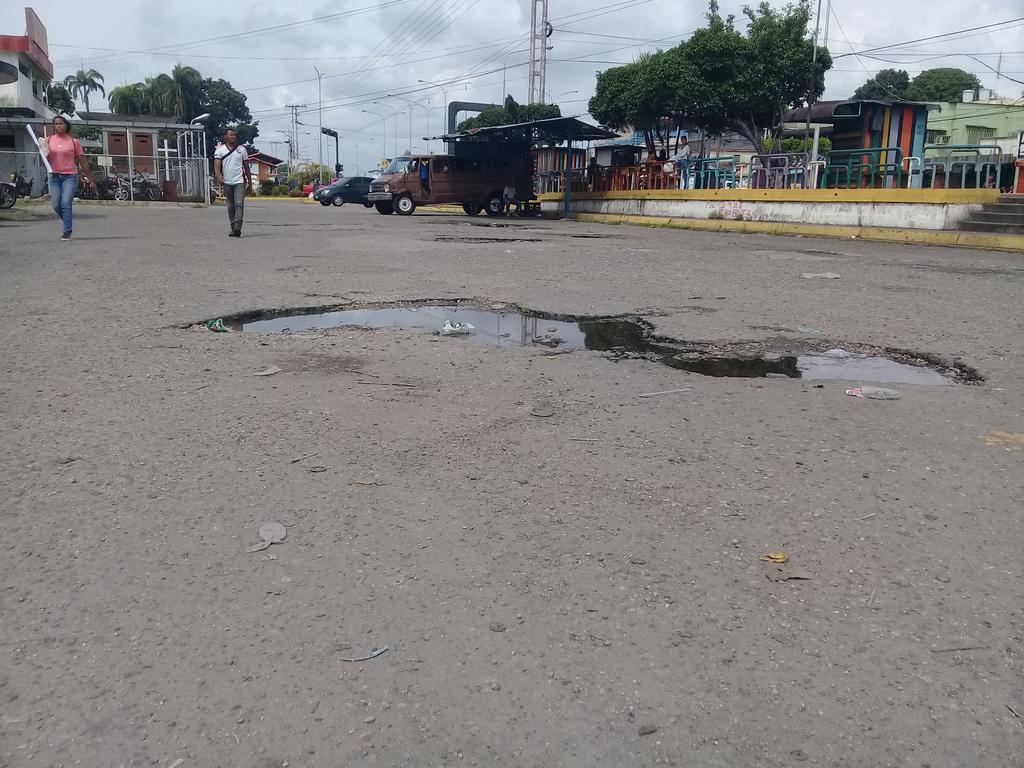Así luce la calle donde funciona la parada de transporte público "La Inmaculada", que cubre la ruta Caja Seca Nueva Bolivia, usuarios y transportistas se quejan ante los agudos huecos que vienen formándose desde hace años