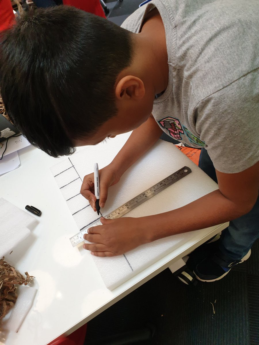 UCanTooTech's tweet photo. 2 days down, 1/2 a day to go at our #ScrapBotWonderland workshop with @RecycleFYC & @RedbridgeLibs.
Children are using waste materials & their imaginations to not only build robot animals, but also awareness on recycling! @birdbraintech #Humminbird
@CarnegieUKTrust #LibraryLabs https://t.co/CnqW30mCfS